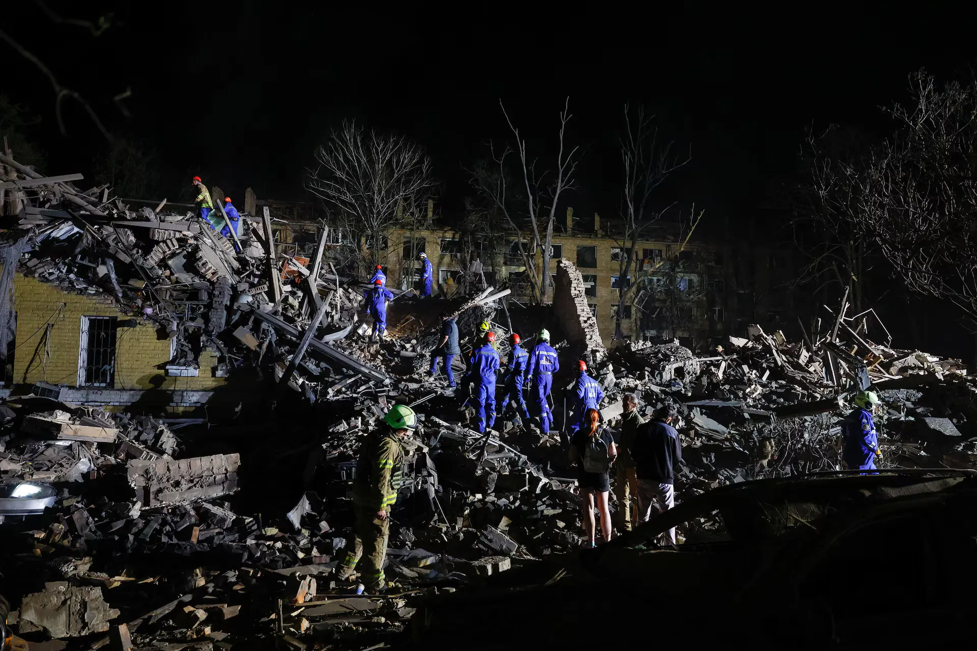 Рятувальники працюють на місці ураження житлового будинку російською балістичною ракетою на тлі нападу Росії на Україну, Київ, Україна, 24 квітня 2025 року